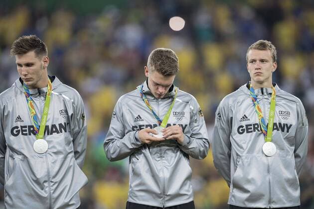 Siegerehrung, Team Deutschland, 2.Platz, v.l. Niklas SUELE (SÜLE) (GER), Matthias GINTER (GER), Lukas KLOSTERMANN (GER) enttaeuscht, mit Medaillen, Medaille, Silber, Silbermedaille, Fussball Maenner Finale, Brasilien (BRA) - Deutschland (GER) 5:4 i.E. am 20.08.2016 Olympische Sommerspiele 2016, vom 05.08. - 21.08.2016 in Rio de Janeiro Brasilien.