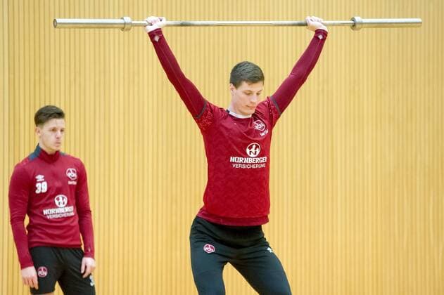 Bilder des Tages - SPORT 10.01.2017 - Fussball - 2. Fussball-Bundesliga - Saison 2016 2017 - 1. FC Nürnberg Nuernberg FCN - Teambuilding Training Hallentraining in Montafon Österreich - OGo - Patrick Erras (29, 1. FC Nürnberg FCN )