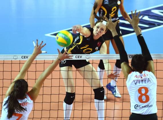 Turkish Vakifbank s player Lonneke Sloetjes (Back) spikes the ball during the 2017 CEV Women s Volleyball Champions League Group D match against Eczacibasi of Turkey in Istanbul, Turkey, on Jan. 10, 2017. Vakifbank won 3-2. ) (SP)TURKEY-ISTANBUL-WOMEN S VOLLEYBALL-CEV CHAMPIONS LEAGUE-VAKIFBANK VS ECZACIBASI HexCanling 