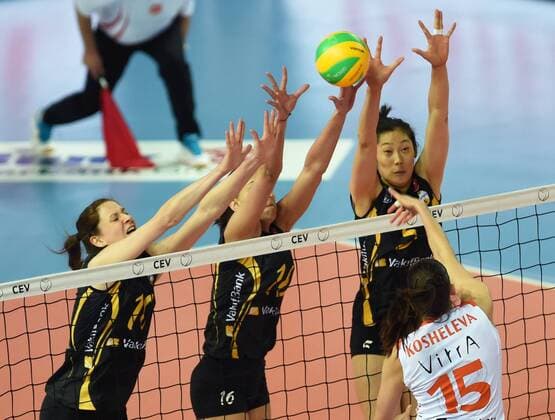 Turkish Vakifbank s player Zhu Ting(Back, 1st R) blocks the ball with teammates during the 2017 CEV Women s Volleyball Champions League Group D match against Eczacibasi of Turkey in Istanbul, Turkey, on Jan. 10, 2017. Vakifbank won 3-2. ) (SP)TURKEY-ISTANBUL-WOMEN S VOLLEYBALL-CEV CHAMPIONS LEAGUE-VAKIFBANK VS ECZACIBASI HexCanling 