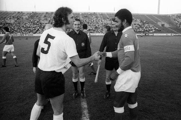 Ein Team aus Spielern des 1. FC Nürnberg und des FC Bayern München gegen Benfica Lissabon, Franz Beckenbauer und Eusebio