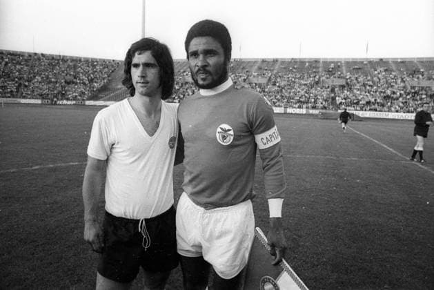 Ein Team aus Spielern des 1. FC Nürnberg und des FC Bayern München gegen Benfica Lissabon, Gerd Müller und Eusebio