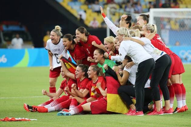 Olympic Games Olympische Spiele Olympia OS Rio 2016 - 19.08.2016, Fussball - Finale der Frauen im Maracana Stadion, Olympische Spiele, Spiel um Gold, Finalspiel: Gold für Deutschland, Goldmedaille für die deutsche Frauennationalmannschaft im Maracana Stadion, Mannschaftsbild, Jubel -