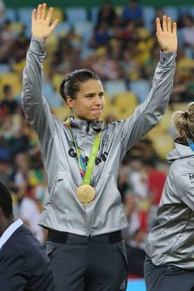 Olympic Games Olympische Spiele Olympia OS Rio 2016 - 19.08.2016, Fussball - Finale der Frauen im Maracana Stadion, Olympische Spiele, Spiel um Gold, Finalspiel: Gold für Deutschland, Goldmedaille für die deutsche Frauennationalmannschaft im Maracana Stadion, Medaillen, Dzsenifer Marozsan ( GER Olympique Lyon) als Torschützin und Matchwinnerin jubelt mit Ihrer Goldmedaille -