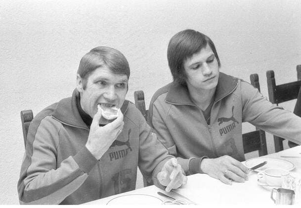 Fußball, Trainerhistorie, Wuppertaler SV Trainingingslager des Wuppertaler SV in der Sportschule Hennef 20.05.1972 Spieler des WSV beim Frühstück mit Brötchen und Kaffee v.l.: Manfred Reichert und Erich Miß HM