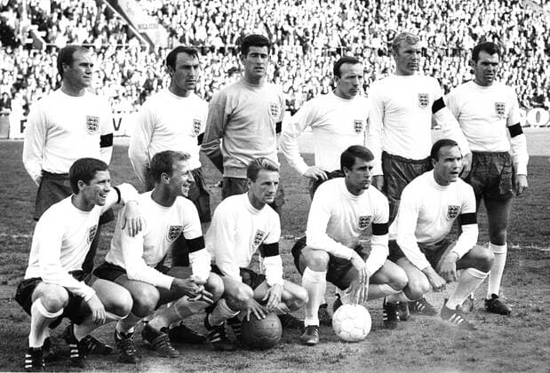 Freundschaftsspiel: Dänemark - England (0:2 03.07.1966) in Kopenhagen. Die englische Mannschaft vor dem Spiel. Hintere Reihe v.l: Ray Wilson, Jimmy Greaves, Tw. Peter Bonetti, Nobby Stiles, Bobby Moore und John Conelly. Vorne v.l: Alan Ball, Jack Charlton, George Eastham, Geoff Hurst und George Cohen. HM