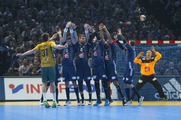 Handball, WM, Frankreich - Brasilien Haniel Vinicius LANGARO (BRA) tire coup franc, Valentin PORTE (FRA) +, Nedim REMILI (FRA), Luka KARABATIC (FRA), Daniel NARCISSE (FRA) +++, Thierry OMEYER (FRA) - Paris, Frankreich - Handball WM, Nationalteam Länderspiel, Frankreich vs. Brasilien - 11 01 2017 StephaneALLAMAN Panoramic