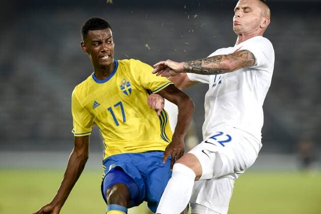 (SWE) Alexander Isak, Slovakiens Matus Conka - Testspiel Länderspiel - Schweden - Slowakei - 12 januar 2017, Abu Dhabi.  Copyright: NIKLASxLARSSON BB170112NL034