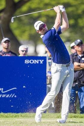 January 12, 2017 - Honolulu, Hawaii: Justin Rose hits his tee shot on the 11th hole during the first round of the Sony Open at Waialae Country Club in Honolulu, Hawaii. PGA Golf Herren Golf 2017: Sony Open JAN12 - ZUMAc04_ 20170112_zaf_c04_154