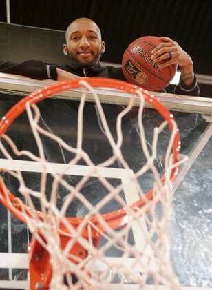 Kenneth Horton Telekom Baskets Bonn , am Korb Foto: Jörn Wolter MR:N