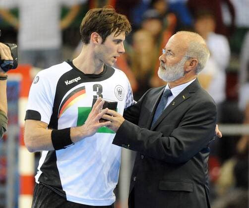 Männer Handball Weltmeisterschaft 2017 Frankreich Rouen, Normandie, 13.1.2017 Gruppe C Deutschland vs. Ungarn 27 - 23 Bester Spieler UWE GENSHEIMER (PARIS SAINT-GERMAIN HB ), Deutschland geehrt durch den Ex-EHF-Präsident Jean Brihault (FRA)