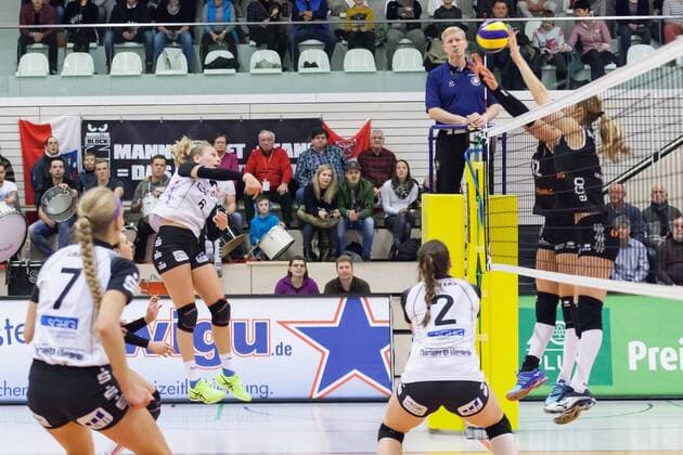 Antonia Stautz (Schwarz-Weiß Erfurt, 6) (Mitte) überwindet den gegnerischen Block, Volleyball, Volleyball-Bundesliga Frauen, Schwarz-Weiß Erfurt - Ladies in Black Aachen, xprx