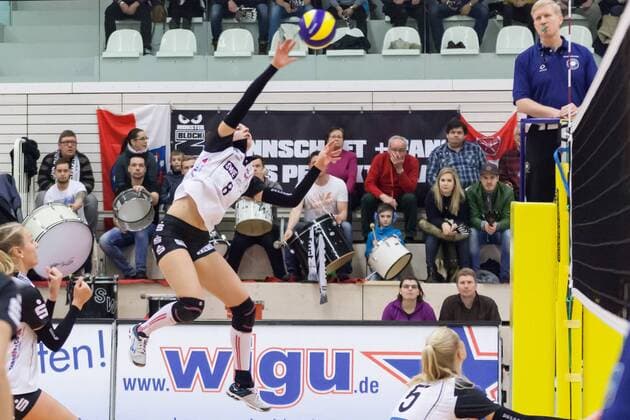Natascha Niemczyk (Schwarz-Weiß Erfurt, 8) beim Angriff, Volleyball, Volleyball-Bundesliga Frauen, Schwarz-Weiß Erfurt - Ladies in Black Aachen, xprx