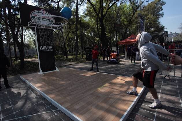 Mexican fans play at the NBA Basketball Herren USA fanzone in dowtown Mexico City, Mexico, on 14 January 2017. Phoenix Suns and San Antonio Spurs will be figthing their match of the NBA this Saturday in Mexico City. EFE Sashenka Gutierrez NBA fanzone in Mexico City en Ciudad de México !ACHTUNG: NUR REDAKTIONELLE NUTZUNG!  MEX08 20170114-636200214517614710