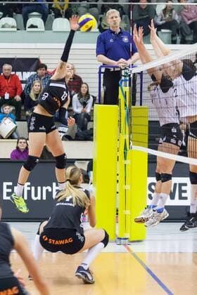 McKenzie Adams (Ladies in Black Aachen, 13) beim Angriff, Volleyball, Volleyball-Bundesliga Frauen, Schwarz-Weiß Erfurt - Ladies in Black Aachen, xprx
