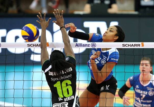 14.01.2017, Deutschland, Stuttgart, Volleyball Bundesliga Damen 14 Spieltag,Saison 2016 2017 Allianz MTV Stuttgart vs. Köpenicker SC Berlin: v.l. Nuria Lopes Da Silva (KSC), Nia Grant(MTV)