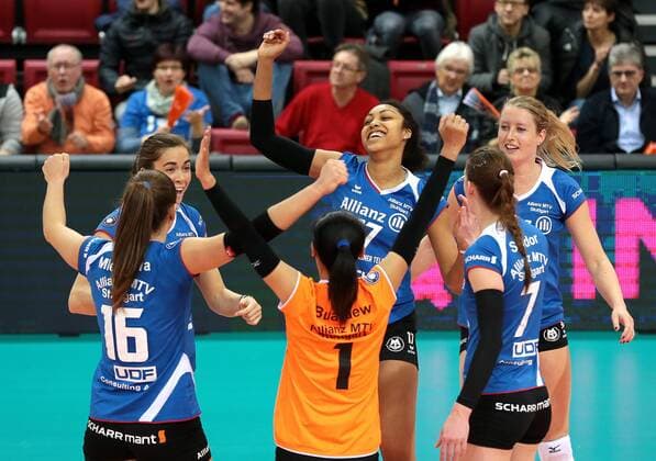 14.01.2017, Deutschland, Stuttgart, Volleyball Bundesliga Damen 14 Spieltag,Saison 2016 2017 Allianz MTV Stuttgart vs. Köpenicker SC Berlin: Jubel nach dem 3:1 Sieg v.l. Michaela Mlejnkova, Valerie Nichol, Wanna Buakaew, Nia Grant, Renata Sandor, Deborah van Daelen (alle MTV)