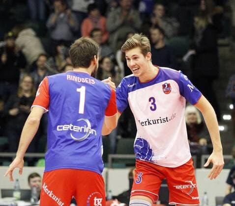 Volleyball Hessen - 1. Bundesliga Männer 15.01.2017 United Volleys Rheinmain (ws) - Solingen Volleys (blau) v.l. Florian Ringseis (RheinMain 1), Mitchell Peter Tulley (RheinMain 3) United Volleys Rheinmain - Solingen Volleys