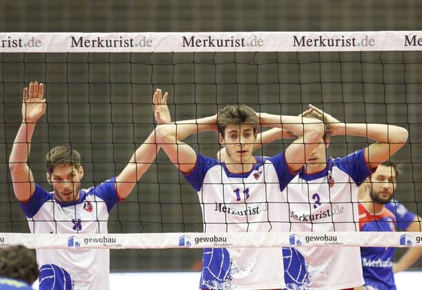 Volleyball Hessen - 1. Bundesliga Männer 15.01.2017 United Volleys Rheinmain (ws) - Solingen Volleys (blau) v.l. Jan Klobucar (RheinMain 8), Tobias Krick (RheinMain 11), Mitchell Peter Tulley (RheinMain 3) United Volleys Rheinmain - Solingen Volleys