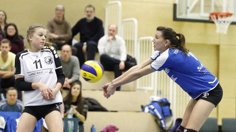 Volleyball Hessen - 2. Bundesliga - Süd Frauen 15.01.2017 TG Bad Soden (blau) - VV Grimma (schwarz) v.l. Leonie Meusel (Bad Soden), Vanessa Stricker (Bad Soden) TG Bad Soden - VV Grimma