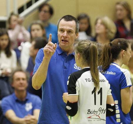 Volleyball Hessen - 2. Bundesliga - Süd Frauen 15.01.2017 TG Bad Soden (blau) - VV Grimma (schwarz) v.l. Trainer Stefan Bräuer (Bad Soden), Leonie Meusel (Bad Soden) TG Bad Soden - VV Grimma