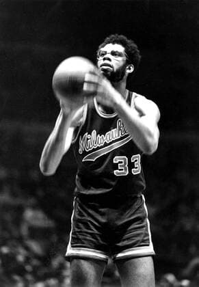 Oct. 12, 2006 - KAREEM ABDUL-JABBAR, MILWAUKEE BUCKS, SHOOTING FROM FREE THROW LINE IN GAME AGAINST NY KNICKS.3 30 1975.Â©JIM ANDERSON FILE - ZUMAg49_ 76331253st