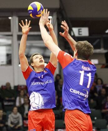 Volleyball Hessen - CEV Cup Männer 18.01.2017 United Volleys Rheinmain (blau) - OK Mladost BRCKO (ws) v.l. Jan Zimmermann (RheinMain 17), Tobias Krick (RheinMain 11) United Volleys Rheinmain - OK Mladost BRCKO
