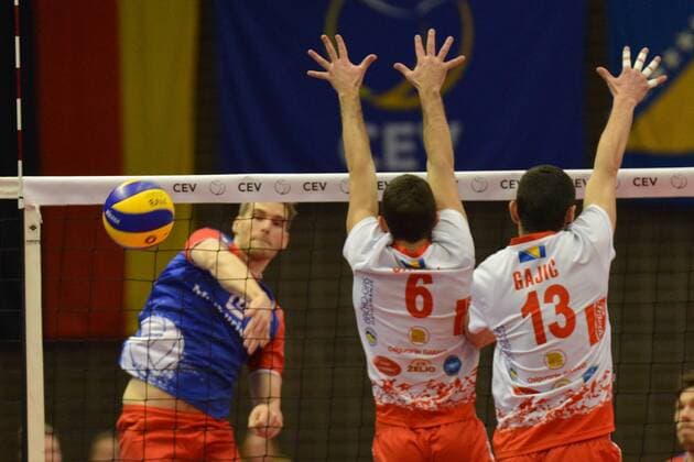 18.01.2017, xtkx, Volleyball CEV Cup, United Volleys - OK Mladost Brcko, emspor, v.l. Christian Duennes (United Volleys) , Radoslav Janjic (Brcko) , Tihomir Gajic (Brcko) , Rüsselsheim