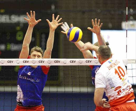 Volleyball Hessen - CEV Cup Männer 18.01.2017 United Volleys Rheinmain (blau) - OK Mladost BRCKO (ws) v.l. Lukas Bauer (RheinMain 5), Robert Adrian Aciobanitei (RheinMain 6), Sasa Zimonjic (Mladost BRCKO 10) United Volleys Rheinmain - OK Mladost BRCKO