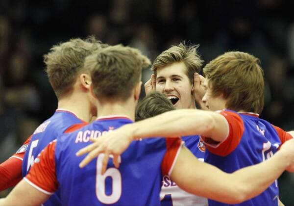 Volleyball Hessen - CEV Cup Männer 18.01.2017 United Volleys Rheinmain (blau) - OK Mladost BRCKO (ws) v.l. Lukas Bauer (RheinMain 5), Robert Adrian Aciobanitei (RheinMain 6), Mitchell Peter Tulley (RheinMain 3) bekommt die Ohren langgezogen von Florian Ringseis (RheinMain 1), Peter Wolf (RheinMain 14) United Volleys Rheinmain - OK Mladost BRCKO