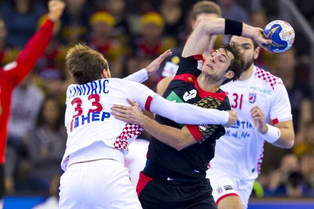 Uwe Gensheimer (Nr. 3, Deutschland) gegen Luka Cindric (Nr. 33, Kroatien). Deutschland vs. Kroatien, Preliminary Round, 25th IHF Mens World Championship WM Weltmeisterschaft Handball, 20.01.17 Rouen Seine-Maritime France Kindarena Copyright: xAgentur54Gradx xFelixxKoenigx