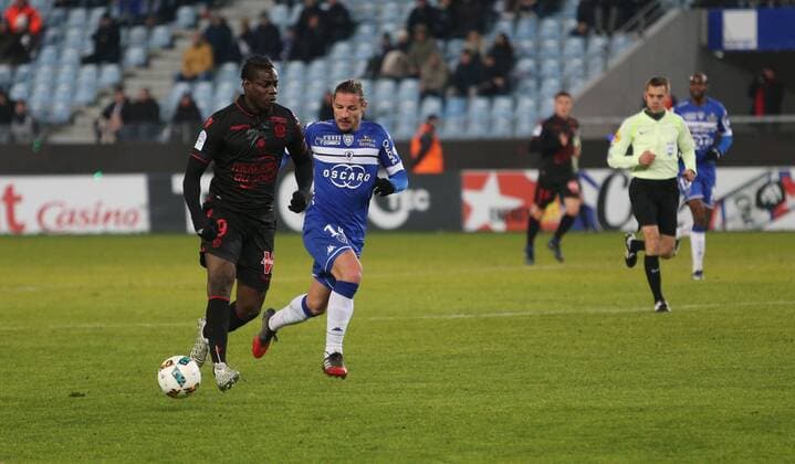 Mario Balotelli vs Mehdi Mostefa - Fussball Frankreich, Ligue 1, SC Bastia vs. OGC Nice - 20 01 2017 MICHELMaestracci panoramic 