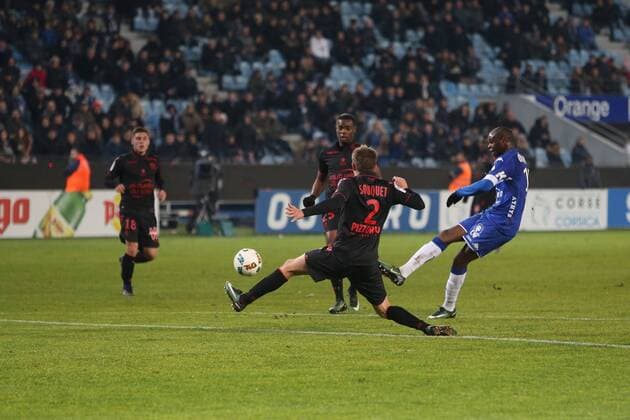 Prince Oniangue vs Arnaud Souquet - Fussball Frankreich, Ligue 1, SC Bastia vs. OGC Nice - 20 01 2017 MICHELMaestracci panoramic 