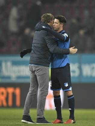 nach Spielende Trainer Coach Julian Nagelsmann TSG 1899 Hoffenheim gratuliert Mark Uth TSG 1899 Hoffenheim FC Augsburg FCA vs TSG 1899 Hoffenheim 21.01..2017 FC Augsburg FCA vs TSG 1899 Hoffenheim