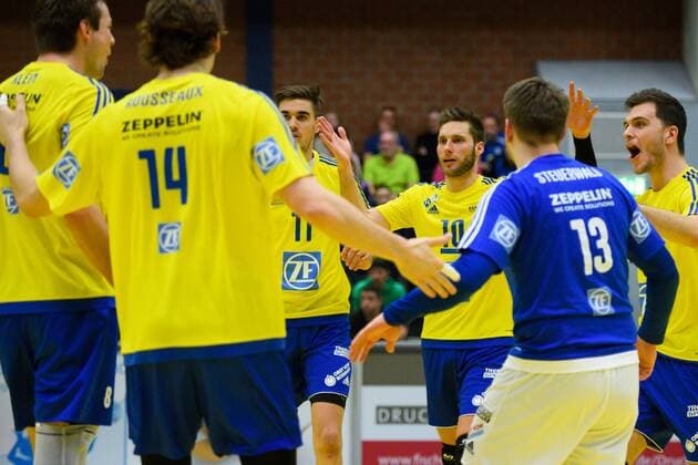 21.01.2017, Friedrich-Albert-Lange Sporthalle, Solingen Volleyball, Bundesliga Männer Maenner, Normalrunde, Solingen Volleys vs. VfB Friedrichshafen Jubel Tomas Rousseaux ( 14 Friedrichshafen), Daniel Malescha ( 11 Friedrichshafen), Simon Tischer ( 10 Friedrichshafen), Markus Steuerwald ( 13 Friedrichshafen), David Sossenheimer ( 5 Friedrichshafen)
