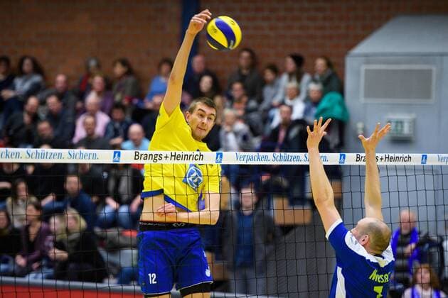 21.01.2017, Friedrich-Albert-Lange Sporthalle, Solingen Volleyball, Bundesliga Männer Maenner, Normalrunde, Solingen Volleys vs. VfB Friedrichshafen Angriff Jakob Günthör Günthoer ( 12 Friedrichshafen) - Block Toni Mester ( 7 Solingen)