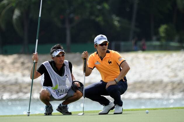 (170122) -- SINGAPORE, Jan. 22, 2017 -- Song Younghan (R) of South Korea reacts during the SMBC Singapore Open held at Singapore s Sentosa Golf Club, Jan. 22, 2017. ) (SP)SINGAPORE-GOLF-SMBC SINGAPORE OPEN ThenxChihxWey 