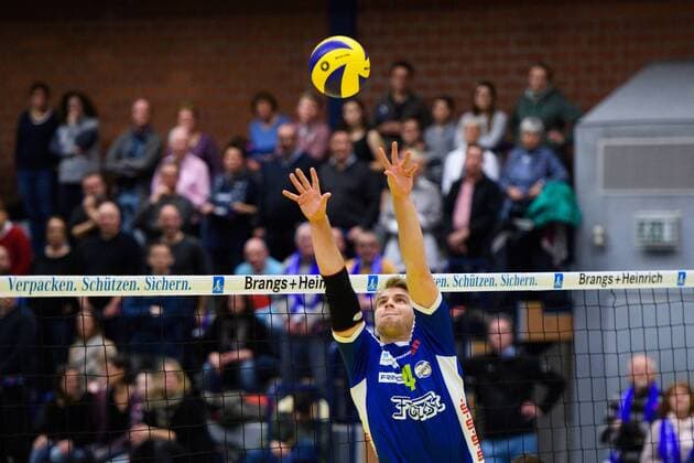 21.01.2017, Friedrich-Albert-Lange Sporthalle, Solingen Volleyball, Bundesliga Männer Maenner, Normalrunde, Solingen Volleys vs. VfB Friedrichshafen Zuspiel Maximilian Horn ( 4 Solingen)
