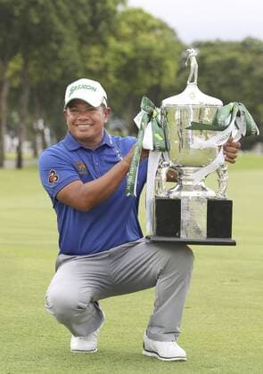 Thailand s Prayed Marksaeng wins Singapore Open golf Prayed Marksaeng of Thailand poses with the winner s trophy after his victory in the SMBC Singapore Open golf tournament at the Sentosa Golf Club in Singapore on Jan. 22, 2017. The 50-year-old Thai won the event with a nine-under 275. 