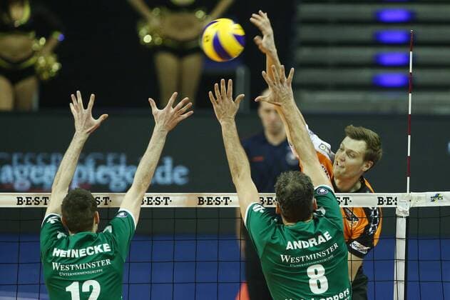 Robert Kromm im Angriff, Daniel Heinecke, Björn Andrae Volleyball Bundesliga Herren Saison 2016 2017 22.01.2017 BR Volleys Berlin BRV vs. Netzhoppers KW