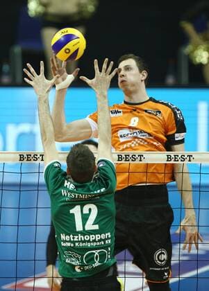 Daniel Heinecke 12, Graham Vigrass im Angriff Volleyball Bundesliga Herren Saison 2016 2017 22.01.2017 BR Volleys Berlin BRV vs. Netzhoppers KW