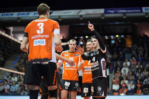 Berlin, Deutschland, 22.01.2017: Volleyball Bundesliga Saison 2016 2017 - Berlin Recycling Volleys - Netzhoppers KW Bestensee. Robert Kromm (BR Volleys 3), Wouter ter Maat (BR Volleys 16), Steven Marshall (BR Volleys 2), Luke Perry (BR Volleys 4)