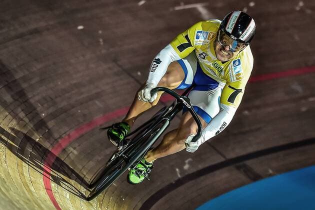 Der Sprinter mit dem groessten Oberschenkel unter den schnellsten Maennern der Welt - der Berliner Robert FOERSTEMANN (GER) beim Rundenrekordfahren - Aktion - Rennszene - Querformat - quer - horizontal - Event Veranstaltung: 106. Six Day - Berliner Sechstagerennen 2017 - 4.Tag - 4.Nacht - Location Ort: Velodrom Berlin - Germany Deutschland - Europa Europa - Date Datum: 22.01.2017 Stiehl Photography