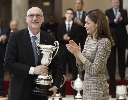 Spanish Queen Letizia (R) hands in the Art and Sciences Applied to Award to the dean of the Sport and Physical Activity University, Antonio Rivero (L), during the National Sport Award Ceremony held at El Pardo Palace in Madrid, Spain, 23 January 2017. Spanish National Sport Awards !ACHTUNG: NUR REDAKTIONELLE NUTZUNG!  20170123-636207768698759555