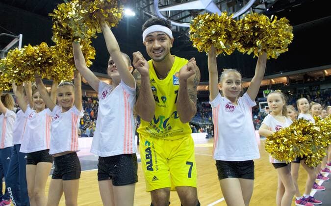 Basketball Berlin Mercedes Benz Arena 22.01.2017 BBL Bundesliga Saison 2016 2017 ALBA BERLIN geg - Basketball LOEWEN ( LÖWEN ) BRAUNSCHWEIG Peyton SIVA 7 Alba mit ALBAminis Cheerleader ALBA Minis