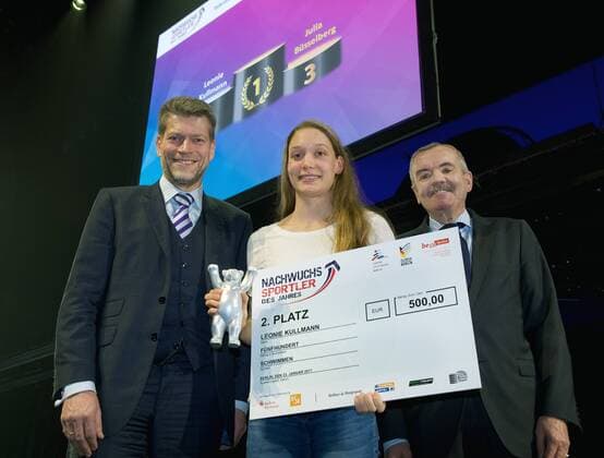 Berlin Bluemax Theater am Potsdamer Platz 23.01.2017 Auszeichnung der Talente des Berliner Spitzensports 2017 NACHWUCHS SPORTLER DES JAHRES BERLIN 2016 2 Platz vlnr Dr Johannes EVERS Sparkasse Berlin Leonie KULLMANN Schwimmen 2 Platz Reinhard VON RICHTHOFEN Schatzmeister OSP