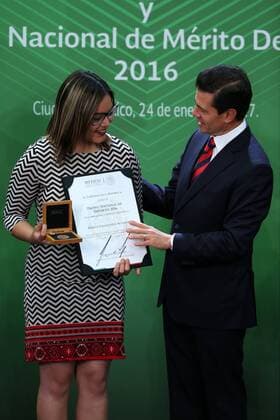 Mexican athlete Rebeca Valenzuela (L), bronze olympic medalist in shot put during the Paralympic Games Rio 2016, receives the National Sports Award from President Enrique Pena Nieto during an official act at the presidential residence in Mexico City, Mexico, 24 January 2017. EFE Jose Mendez PENA NIETO CALLS MEXICAN ATHLETES AN INSPIRATION AND ROLE MODELS !ACHTUNG: NUR REDAKTIONELLE NUTZUNG!  MEX003 76544413st