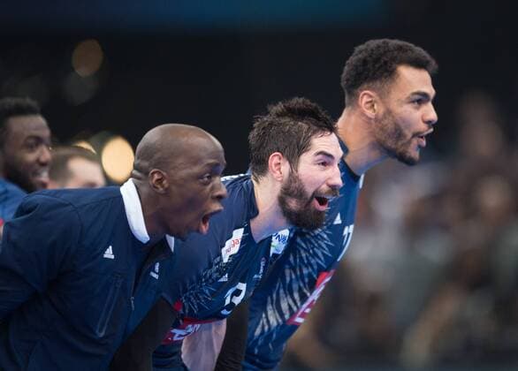 Nach dem Spiel: Freude bei Guy Olivier Nyokas, Nikola Karabatic und Adrien Dipanda (vl alleFRA) Halbfinale: Frankreich - Slowenien in Paris am 26.01.2017. Handball Weltmeisterschaft 2017 in Frankreich,