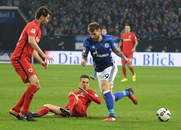 27.01.2017, xblx, Fussball 1.Bundesliga, Schalke 04 - Eintracht Frankfurt, emspor , v.l. David Abraham (Eintracht Frankfurt), Mijat Gacinovic (Eintracht Frankfurt), Guido Burgstaller (FC Schalke 04) Gelsenkirchen