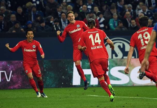 27.01.2017, xjhx, Fussball 1.Bundesliga, Schalke 04 - Eintracht Frankfurt, emspor, v.l. Makoto Hasebe (Eintracht Frankfurt), Bastian Oczipka (Eintracht Frankfurt), Alexander Alex Meier (Eintracht Frankfurt) celebrate the goal, Torjubel zum 0:1 Gelsenkirchen